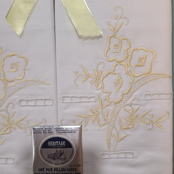 Heritage Pillowcases: Gold, NIB💛 - Picture 13 of 16